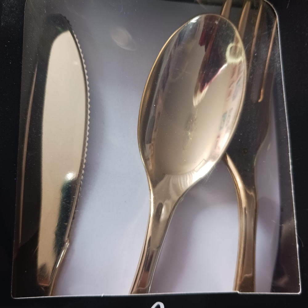 24 Piece Set of Gold Premium Plastic Cutlery. - Picture 2 of 4